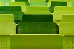 Grüne Klappsitze in einem Hörsaal der HSD